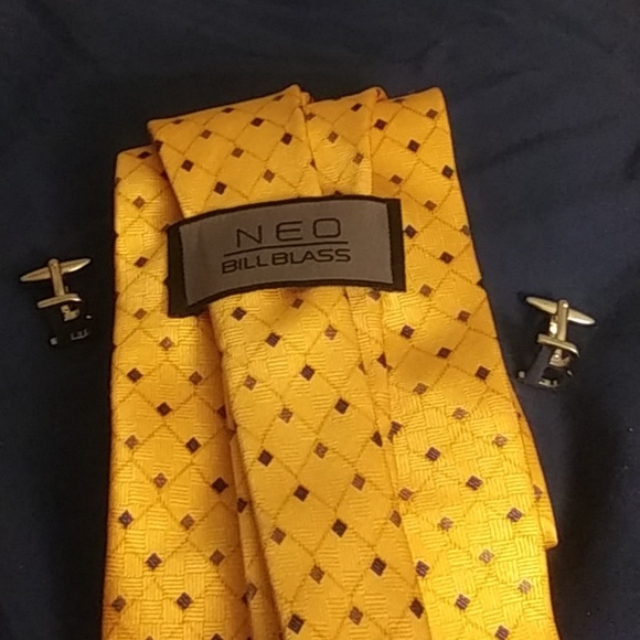 Bill Blass Neo silk tie  $28 One size + free $5 - Picture 3 of 3